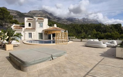 Фантастическая вилла с панорамным видом на море..